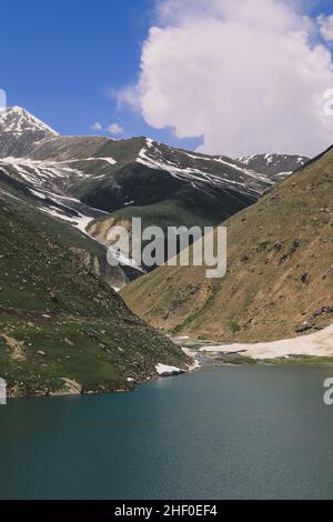 Paesaggio spettacolare al lago di montagna nella regione di Gilgit Baltistan, Pakistan Foto Stock