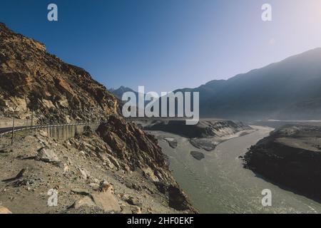 Bella vista sulle acque sporche del fiume di montagna nella regione di Gilgit Baltistan, Pakistan Foto Stock