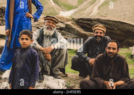 Gilgit, Pakistan - 08 giugno 2020: Gruppo di uomini pakistani in Pakol tradizionale sorridendo e posando per la foto Foto Stock