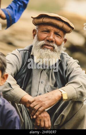 Gilgit, Pakistan - 08 giugno 2020: Vecchio uomo pakistano con barba bianca in Pakol tradizionale Foto Stock