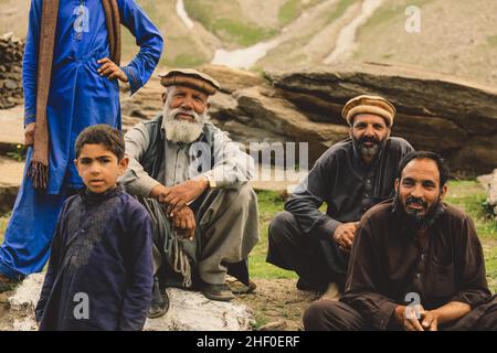 Gilgit, Pakistan - 08 giugno 2020: Gruppo di uomini pakistani in Pakol tradizionale sorridendo e posando per la foto Foto Stock