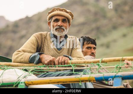 Gilgit, Pakistan - 08 giugno 2020: Vecchio uomo pakistano con barba bianca in Pakol tradizionale Foto Stock