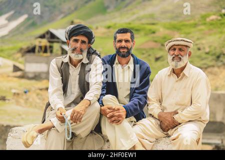 Gilgit, Pakistan - 08 giugno 2020: Gruppo di uomini pakistani in Pakol tradizionale sorridendo e posando per la foto Foto Stock