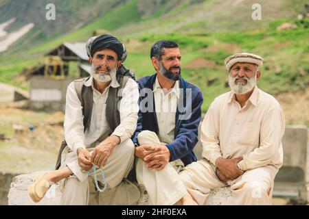 Gilgit, Pakistan - 08 giugno 2020: Gruppo di uomini pakistani in Pakol tradizionale sorridendo e posando per la foto Foto Stock