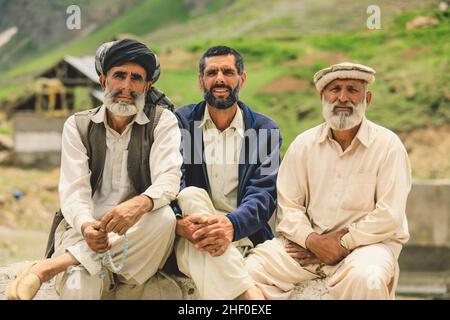 Gilgit, Pakistan - 08 giugno 2020: Gruppo di uomini pakistani in Pakol tradizionale sorridendo e posando per la foto Foto Stock