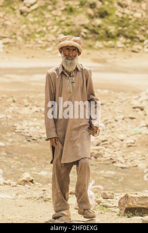 Gilgit, Pakistan - 08 giugno 2020: Vecchio uomo pakistano con barba bianca in Pakol tradizionale Foto Stock