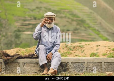 Gilgit, Pakistan - 08 giugno 2020: Vecchio uomo pakistano con barba bianca in Pakol tradizionale Foto Stock