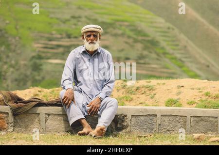 Gilgit, Pakistan - 08 giugno 2020: Vecchio uomo pakistano con barba bianca in Pakol tradizionale Foto Stock