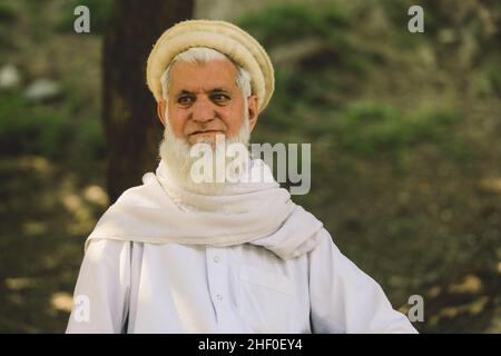 Gilgit, Pakistan - 08 giugno 2020: Vecchio uomo pakistano con barba bianca in Pakol tradizionale Foto Stock