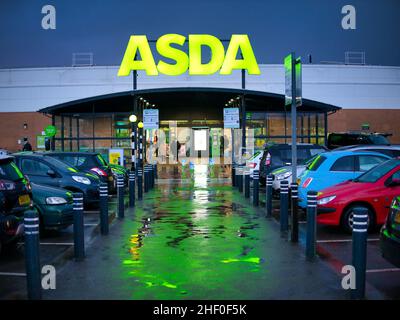 Il parcheggio e la facciata di un negozio della catena di supermercati ASDA British, situato in una zona residenziale nel nord dell'Inghilterra. Foto Stock