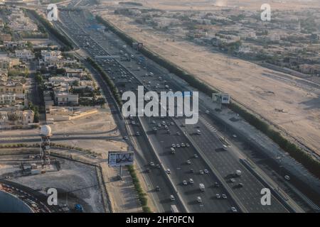 Dubai, Emirati Arabi Uniti - 10 giugno 2021: Vista aerea sulla strada del traffico e l'edificio della città Foto Stock