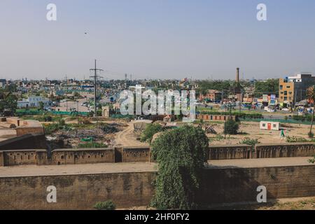 Vista panoramica degli edifici della città dal territorio del Forte di Lahore, Pakistan Foto Stock