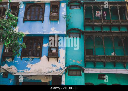 Balcone colorato e luminoso in tradizionali modelli orientali, Pakistan Foto Stock