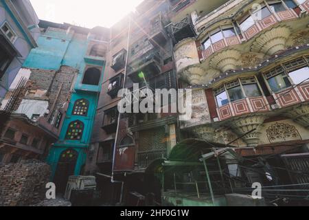 Balcone colorato e luminoso in tradizionali modelli orientali, Pakistan Foto Stock