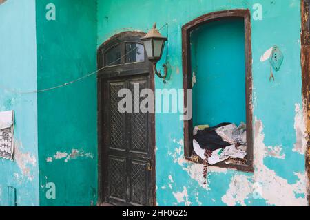 Balcone colorato e luminoso in tradizionali modelli orientali, Pakistan Foto Stock