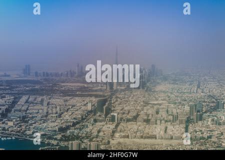 Vista aerea della città di Dubai al mattino Panorama della sabbia dalla finestra dell'aeroplano, Emirati Arabi Uniti Foto Stock