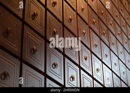 Cassetti in legno retrò in farmacia di medicina tradizionale cinese. Concetto TCM Foto Stock