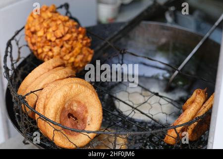 Ciambelle cinesi (chiamate anche ciambelle salate e mianwo) in padella. Famoso spuntino tradizionale a Wuhan, Cina Foto Stock