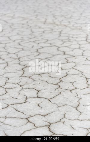 Il terreno bianco e incrinato presso le saline di Bonneville è irreale. Sembra una scena di un altro pianeta. Foto Stock