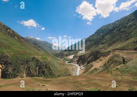 Splendida vista sulla gola delle Highland pakistane con il fiume di montagna a Gilgit Baltistan Foto Stock
