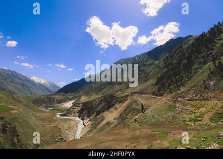 Splendida vista sulla gola delle Highland pakistane con il fiume di montagna a Gilgit Baltistan Foto Stock
