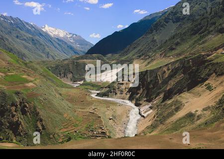 Splendida vista sulla gola delle Highland pakistane con il fiume di montagna a Gilgit Baltistan Foto Stock