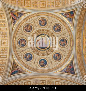 ROMA, ITALIA - 31 AGOSTO 2021: L'affresco sul soffitto (nuove scene di testamento e angeli) nella cupola laterale della chiesa Chiesa del Sacro cuore di Gesù. Foto Stock