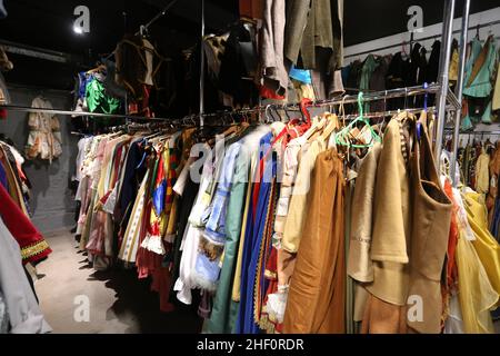 Cracovia. Cracovia. Polonia. Negozio di costumi teatrali dietro le quinte. Foto Stock