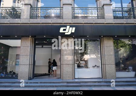 Grande negozio DJI con i clienti. Una società cinese di veicoli aerei (droni) Foto Stock