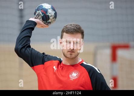 13 gennaio 2022, Slovacchia, Bratislava: Pallamano: Campionato europeo. Philipp Weber, giocatore della nazionale tedesca di pallamano, partecipa ad un appuntamento mediatico di fronte al team hotel. Foto: Marijan Murat/dpa Foto Stock