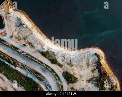 Scatto aereo della tribuna incompiuta vicino al mare Foto Stock