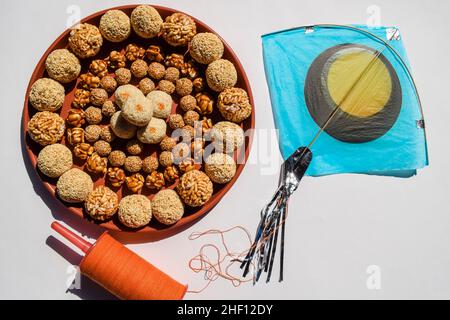 Gustosi dolci sankranti assortiti. Til laddu, arachidi, amaranto, sesamo, ladoos di riso soffiato palle dolci indiane per l'uttarayan, pongal, festival di lohri. Uomo Foto Stock