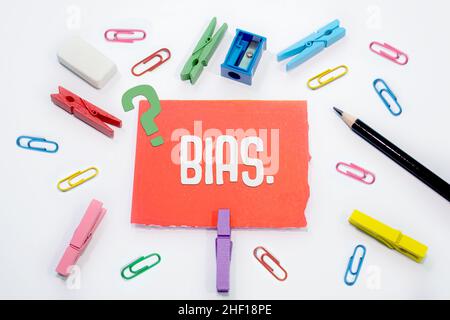 Segnale di testo che mostra LA DISTORSIONE sulla carta ritagliare gli articoli di cancelleria sullo sfondo Foto Stock