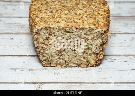 Preparare il pane per le persone intolleranti al glutine, assicuratevi di utilizzare avena certificata priva di glutine. Le bucce di semi di psyllio forniscono un legante Foto Stock