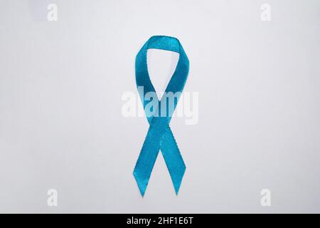 Banner bianco con nastro azzurro, consapevolezza realistica del cancro alla prostata Foto Stock