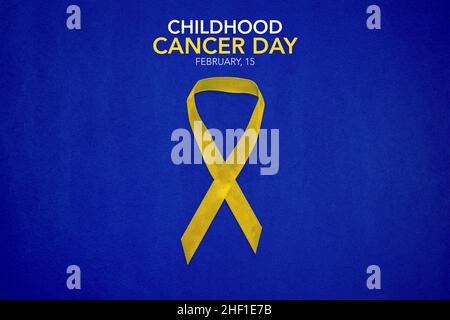 Infanzia cancro consapevolezza nastro giallo su sfondo blu con spazio copia. Infanzia Cancer Day Febbraio, 15 Foto Stock