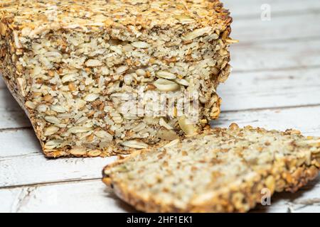 Preparare il pane per le persone intolleranti al glutine, assicuratevi di utilizzare avena certificata priva di glutine. Le bucce di semi di psyllio forniscono un legante Foto Stock