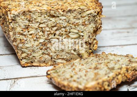 Preparare il pane per le persone intolleranti al glutine, assicuratevi di utilizzare avena certificata priva di glutine. Le bucce di semi di psyllio forniscono un legante Foto Stock