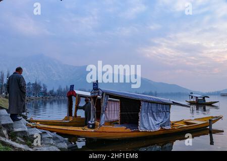Srinagar, Kashmir, India. 13th Jan 2022. Una vista sul famoso lago dal durante una fredda giornata invernale di giovedì a Srinagar. La valle del Kashmir è attualmente sotto la morsa del periodo invernale di 40 giorni più impegnativa, noto come 'chilla-i-Kalan', iniziato il 21 dicembre. (Credit Image: © Adel Abbas/ZUMA Press Wire) Foto Stock
