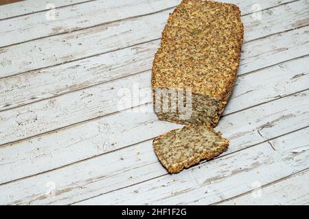 Preparare il pane per le persone intolleranti al glutine, assicuratevi di utilizzare avena certificata priva di glutine. Le bucce di semi di psyllio forniscono un legante Foto Stock