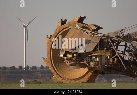 Benna ruota escavatore al bordo della miniera di opencast Garzweiler Foto Stock