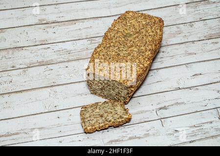 Preparare il pane per le persone intolleranti al glutine, assicuratevi di utilizzare avena certificata priva di glutine. Le bucce di semi di psyllio forniscono un legante Foto Stock