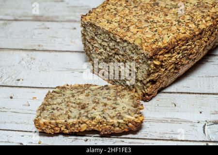 Preparare il pane per le persone intolleranti al glutine, assicuratevi di utilizzare avena certificata priva di glutine. Le bucce di semi di psyllio forniscono un legante Foto Stock