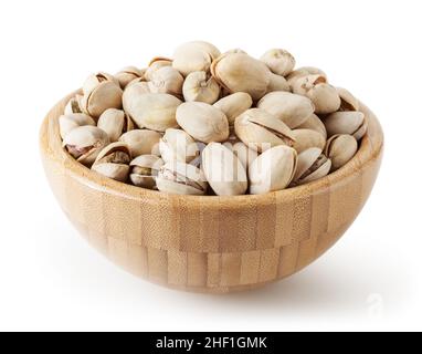 Pistacchi salati in ciotola di legno isolato su sfondo bianco con tracciato di ritaglio Foto Stock