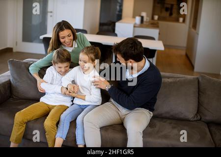 Simpatici fratelli che combattono a casa con il telecomando della TV Foto Stock