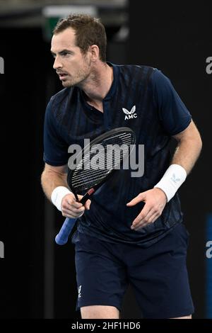 13th gennaio 2022: Ken Rosewall Arena, Sydney Olympic Park, Sydney, Australia; Sydney Tennis Classic, Giorno 5: Andy Murray della Gran Bretagna guarda da vicino per vedere se il suo colpo è buono Foto Stock