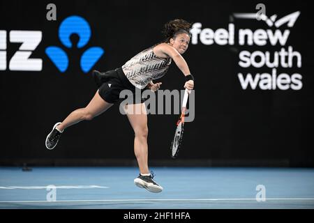 13th gennaio 2022: Ken Rosewall Arena, Sydney Olympic Park, Sydney, Australia; Sydney Tennis Classic, Giorno 5: Daria Kasatkina di Russia serve a Garbine Muguruza di Spagna Foto Stock