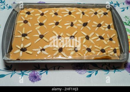 Mazurek è un tipo di pasticceria (una torta) cotta in Polonia, in particolare a Pasqua, ma anche in altre vacanze invernali. E' generalmente decorata con glassa Foto Stock