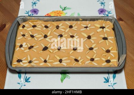 Mazurek è un tipo di pasticceria (una torta) cotta in Polonia, in particolare a Pasqua, ma anche in altre vacanze invernali. E' generalmente decorata con glassa Foto Stock