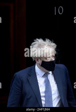 Il primo ministro britannico Boris Johnson lascia 10 Downing Street per un difficile primo ministro Domande alla Camera dei Comuni, 12th gennaio 2022 Foto Stock